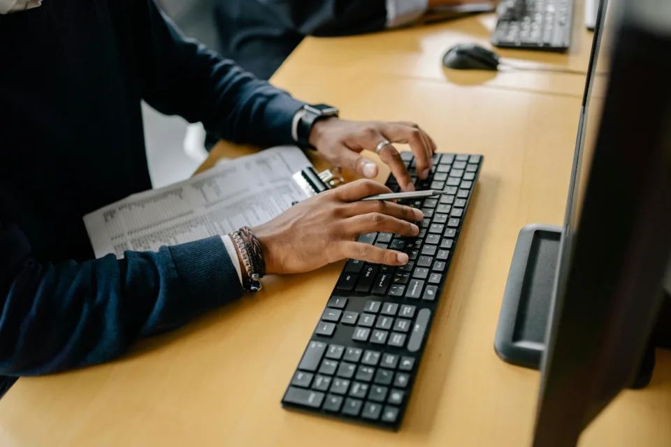 Mitarbeiter am PC recherchiert Effizienzsteigerung