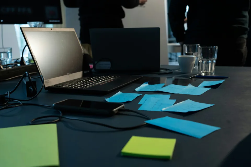 IT-Projektmanangement in der Vorbereitung mit Post-its und Laptop