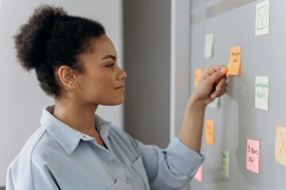 Mitarbeiterin prüft Status des IT Projektmanagements in der ERP Implementierung