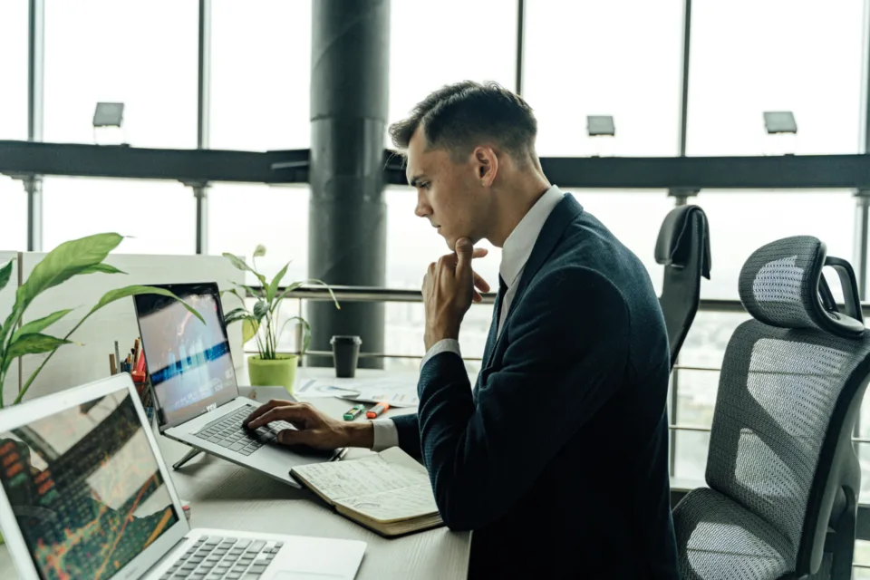 Mitarbeiter arbeitet mit der SAP Software