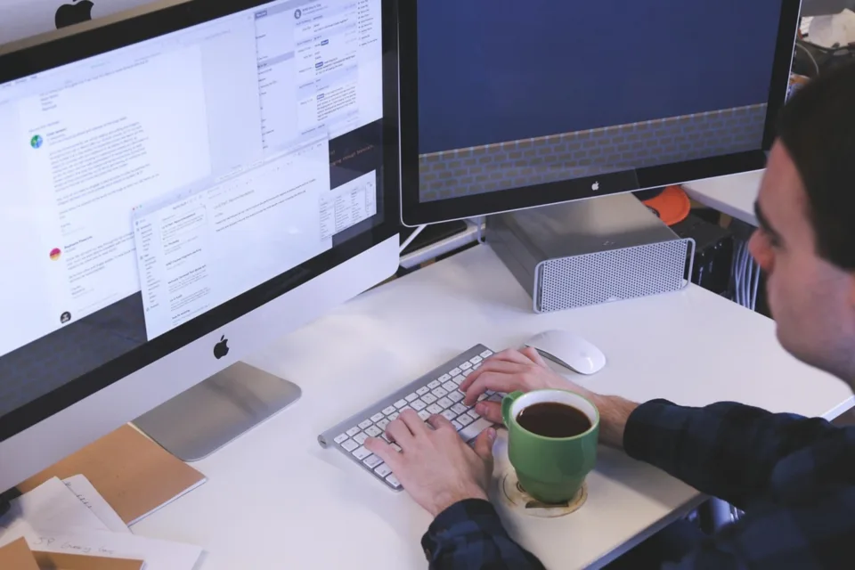 Mitarbeiter am PC arbeitet mit SAP software