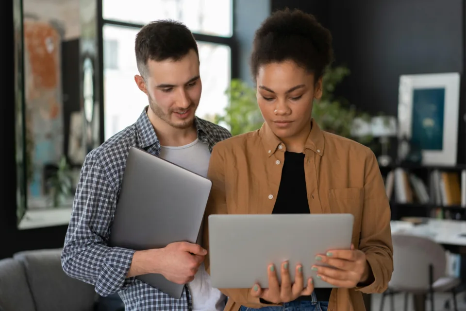 Zwei Kollegen besprechen sich zur Adoption ihrer neuen Software