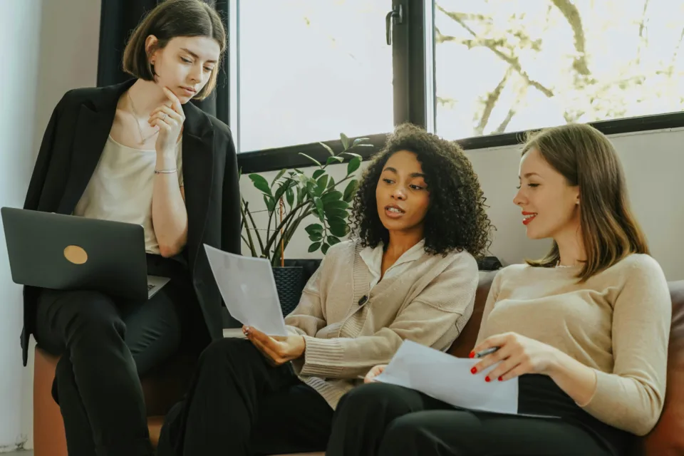 3 Kolleginnen machen Meeting zu Daten aus SAP Green Ledger