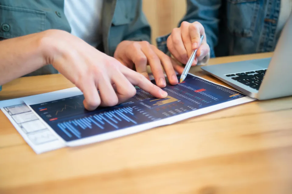 Kollegen gehen Analyse von SAP Green Legder-Daten durch