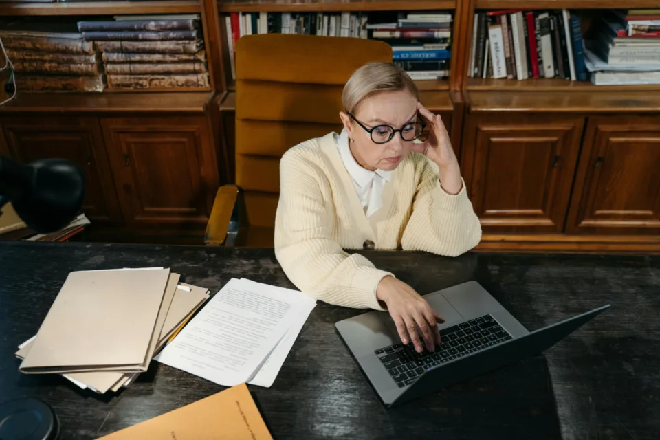 Mitarbeiterin ohne KI-Assistent kämpft mit Workload