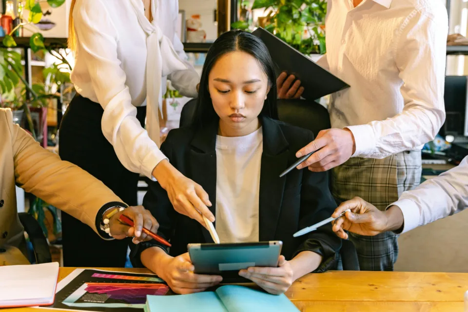Mitarbeiterin im Onboarding mit Tablet bei WalkMe Nutzung