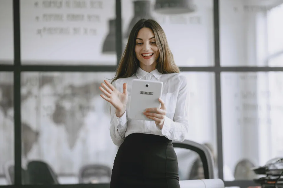 Mitarbeiterin arbeitet flexibel mit Tablet und WalkMe KI