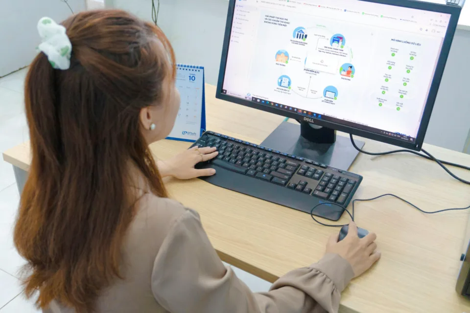 Mitarbeiterin arbeitet mit WalkMe am PC