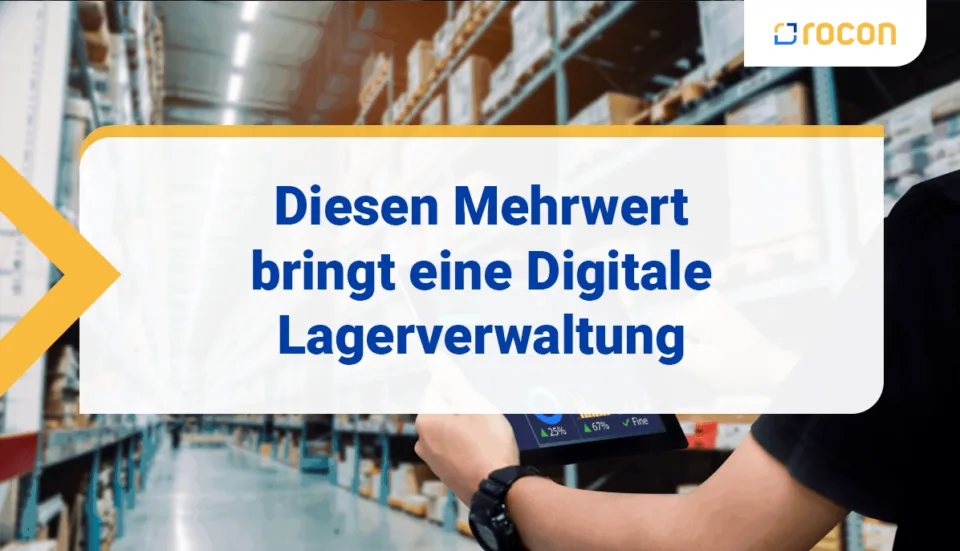 Mann geht mit Tablet durch Lager