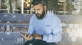 Mann mit Tablet