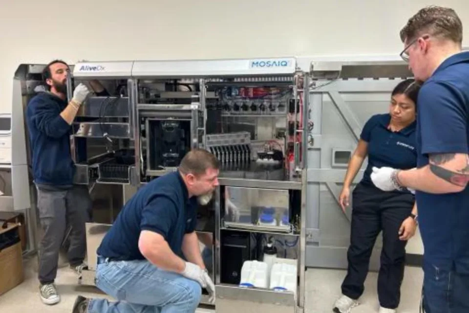 Oneservice team vor maschine